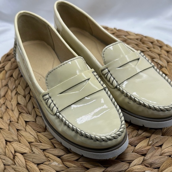 GEOX Made in Morocco Elegant Cream ItalianPatient Leather Loafers for Women - Picture 1 of 11